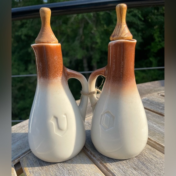 Vintage Mid Century Modern Ceramic OIL & VINEGAR Bottle Set/embossed/ - Picture 2 of 5